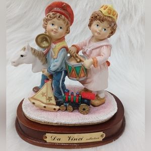 DA VINCI COLLECTION Boy and Girl Fine Porcelain Figurine Wood Base